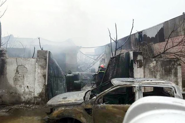 Hiện trường vụ cháy xưởng tan hoang ở Hoài Đức  - Ảnh 5.