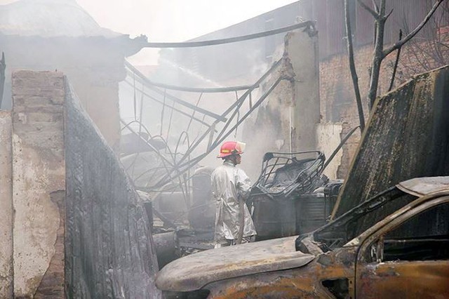 Hiện trường vụ cháy xưởng tan hoang ở Hoài Đức  - Ảnh 6.