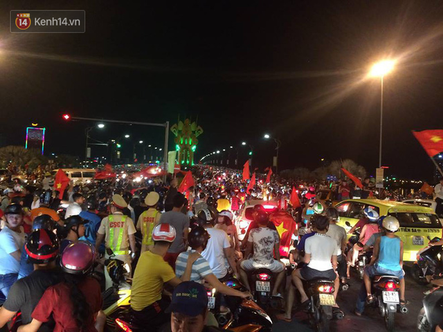 Hàng nghìn người đổ ra đường hò reo ăn mừng chiến thắng lịch sử của Olympic Việt Nam - Ảnh 3.