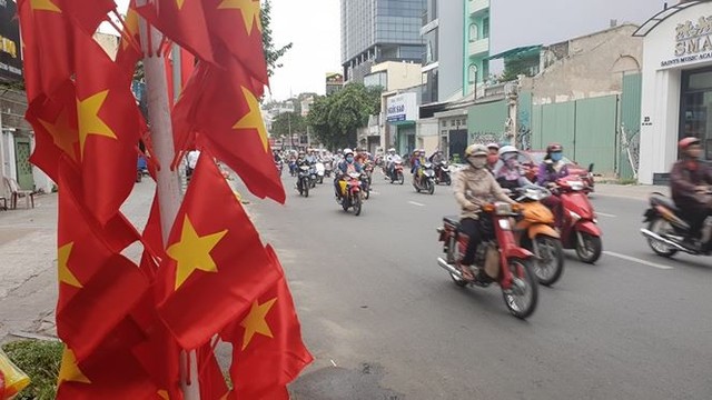 Đường phố Sài Gòn tràn ngập cờ hoa trước trận Việt Nam - Syria - Ảnh 12.