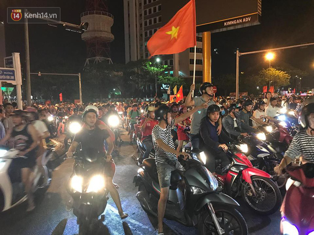Hàng nghìn người đổ ra đường hò reo ăn mừng chiến thắng lịch sử của Olympic Việt Nam - Ảnh 12.