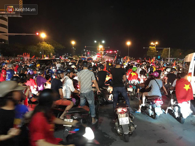 Hàng nghìn người đổ ra đường hò reo ăn mừng chiến thắng lịch sử của Olympic Việt Nam - Ảnh 13.