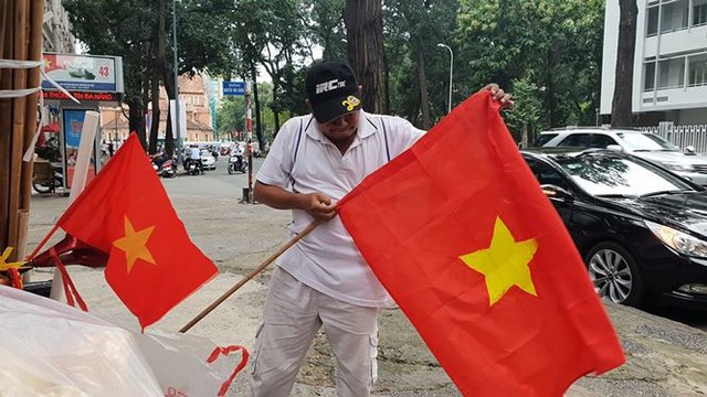 Đường phố Sài Gòn tràn ngập cờ hoa trước trận Việt Nam - Syria - Ảnh 15.
