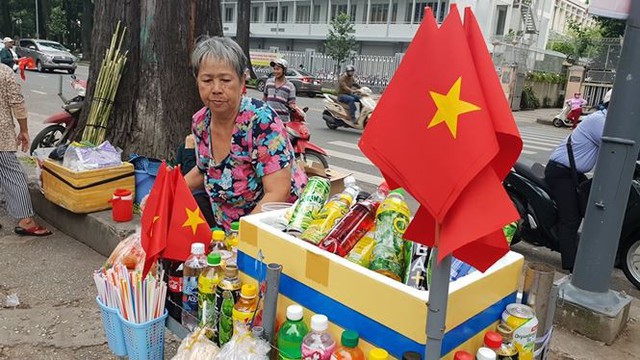 Đường phố Sài Gòn tràn ngập cờ hoa trước trận Việt Nam - Syria - Ảnh 16.