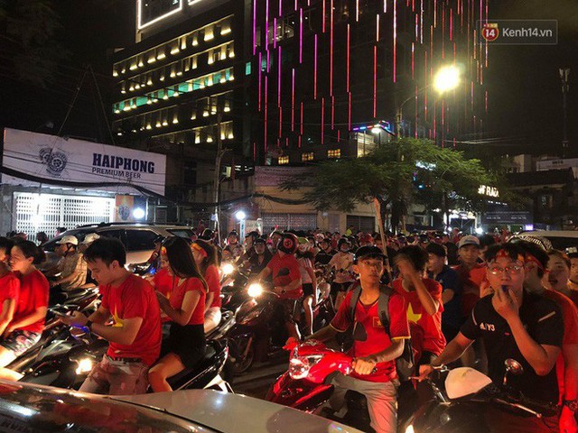 Hàng nghìn người đổ ra đường hò reo ăn mừng chiến thắng lịch sử của Olympic Việt Nam - Ảnh 17.