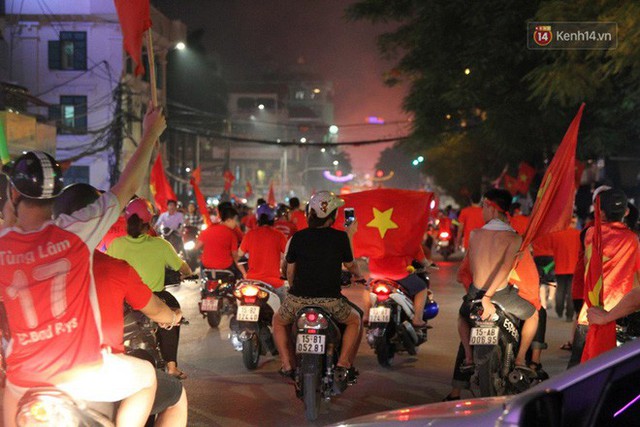 Hàng nghìn người đổ ra đường hò reo ăn mừng chiến thắng lịch sử của Olympic Việt Nam - Ảnh 18.