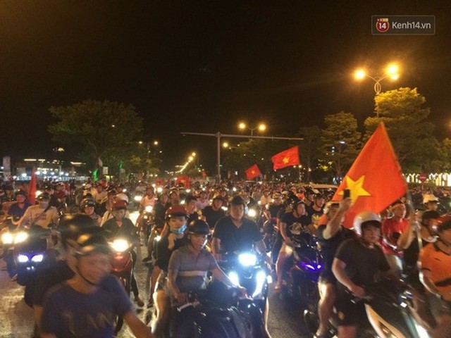 Hàng nghìn người đổ ra đường hò reo ăn mừng chiến thắng lịch sử của Olympic Việt Nam - Ảnh 22.