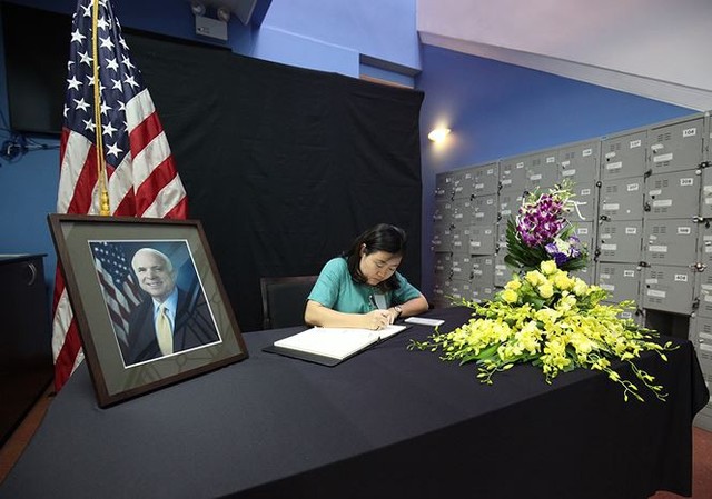 Phó Thủ tướng Phạm Bình Minh viếng Thượng nghị sĩ John McCain - Ảnh 4.