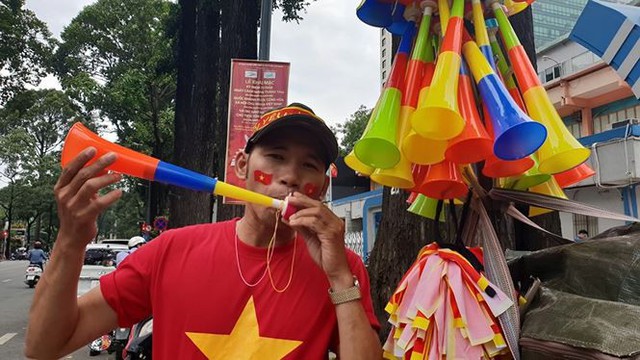 Đường phố Sài Gòn tràn ngập cờ hoa trước trận Việt Nam - Syria - Ảnh 3.