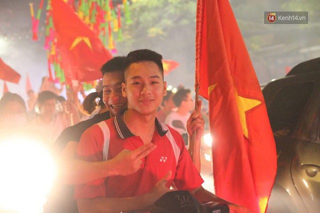 Hàng nghìn người đổ ra đường hò reo ăn mừng chiến thắng lịch sử của Olympic Việt Nam - Ảnh 6.