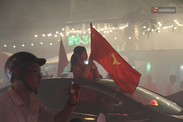 Hàng nghìn người đổ ra đường hò reo ăn mừng chiến thắng lịch sử của Olympic Việt Nam - Ảnh 7.