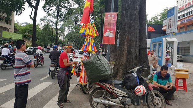 Đường phố Sài Gòn tràn ngập cờ hoa trước trận Việt Nam - Syria - Ảnh 6.
