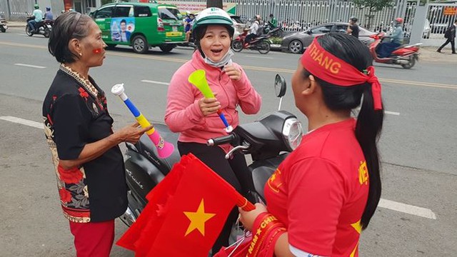 Đường phố Sài Gòn tràn ngập cờ hoa trước trận Việt Nam - Syria - Ảnh 7.