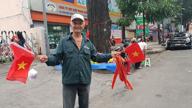 Đường phố Sài Gòn tràn ngập cờ hoa trước trận Việt Nam - Syria - Ảnh 9.