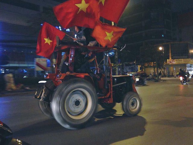 CĐV Việt Nam siêu ngầu, mang cả xe lu, xe kéo đi bão sau chiến thắng lịch sử - Ảnh 1.