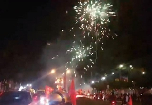  Đồng Nai: Pháo hoa bắn rực trời đêm chiến thắng của Olympic Việt Nam - Ảnh 1.