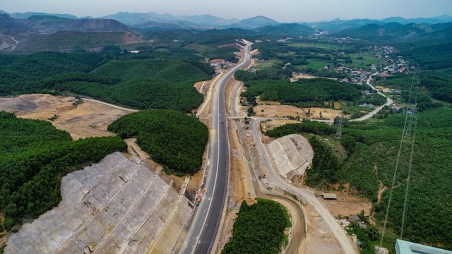 Toàn cảnh tuyến cao tốc Hạ Long-Vân Đồn nhìn từ trên cao - Ảnh 2.