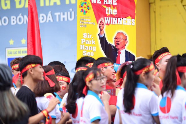 Ít phút trước trận bán kết ASIAD 2018 Việt Nam - Hàn Quốc, cổ động viên cả nước đồng lòng hướng về thầy trò ông Park - Ảnh 5.