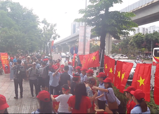 Ít phút trước trận bán kết ASIAD 2018 Việt Nam - Hàn Quốc, cổ động viên cả nước đồng lòng hướng về thầy trò ông Park - Ảnh 6.