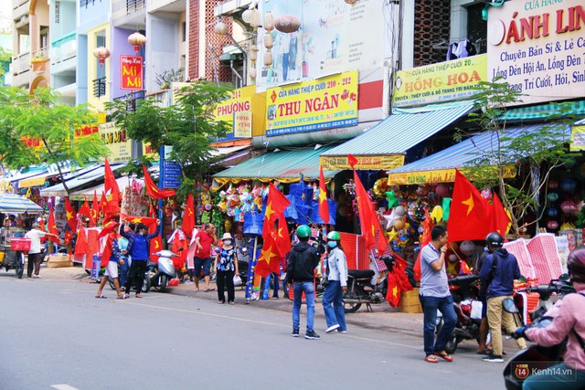 Ảnh: Người Sài Gòn đổ xô đi mua áo và cờ Tổ quốc, sẵn sàng cháy hết mình vì Olympic Việt Nam - Ảnh 1.