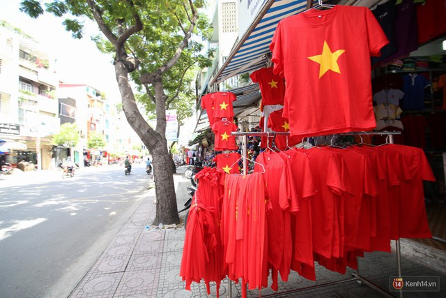 Ảnh: Người Sài Gòn đổ xô đi mua áo và cờ Tổ quốc, sẵn sàng cháy hết mình vì Olympic Việt Nam - Ảnh 2.