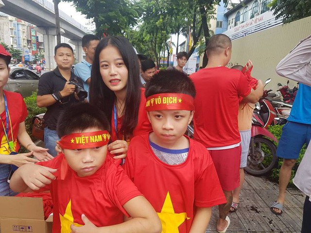  Phát miễn phí 1.000 áo phông, băng rôn, cờ đỏ cho fan cổ vũ Olympic Việt Nam - Ảnh 1.