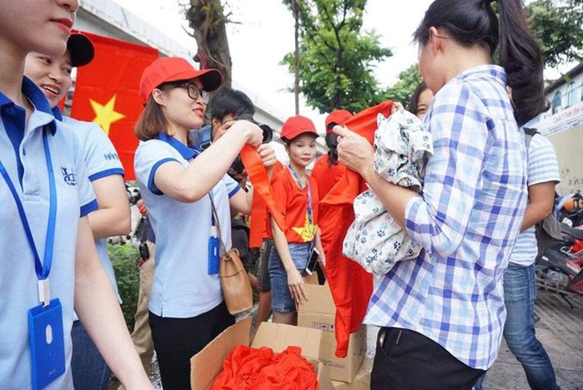  Phát miễn phí 1.000 áo phông, băng rôn, cờ đỏ cho fan cổ vũ Olympic Việt Nam - Ảnh 2.