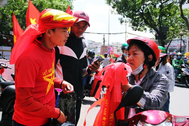 Ảnh: Người Sài Gòn đổ xô đi mua áo và cờ Tổ quốc, sẵn sàng cháy hết mình vì Olympic Việt Nam - Ảnh 11.