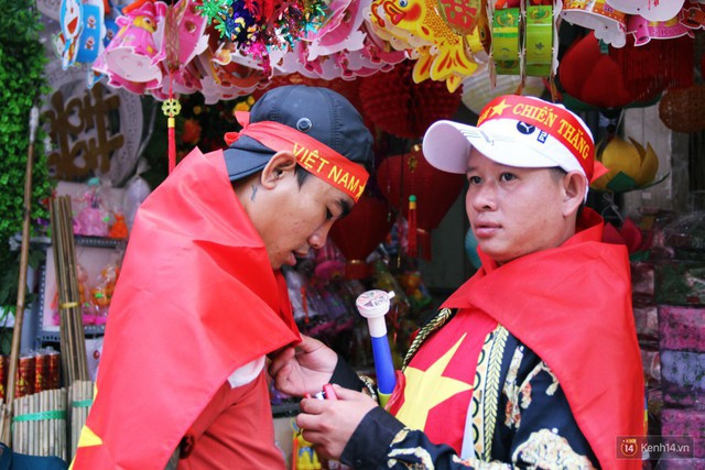 Ảnh: Người Sài Gòn đổ xô đi mua áo và cờ Tổ quốc, sẵn sàng cháy hết mình vì Olympic Việt Nam - Ảnh 12.