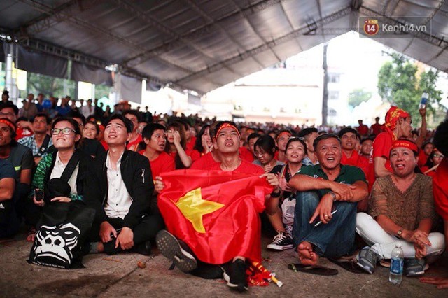 CĐV bần thần trước thất bại của Olympic Việt Nam, nhưng vẫn tự hào vì những gì các cầu thủ đã làm được - Ảnh 11.