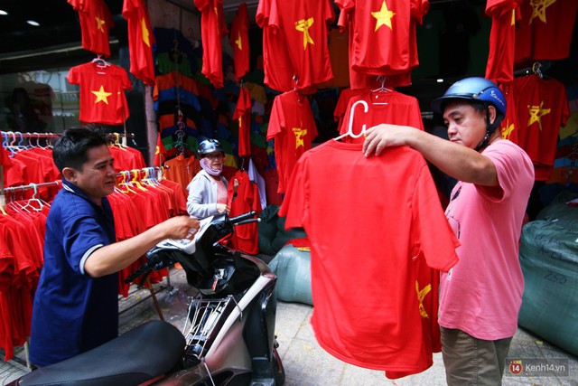 Ảnh: Người Sài Gòn đổ xô đi mua áo và cờ Tổ quốc, sẵn sàng cháy hết mình vì Olympic Việt Nam - Ảnh 13.