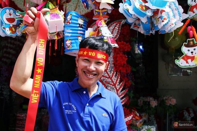 Ảnh: Người Sài Gòn đổ xô đi mua áo và cờ Tổ quốc, sẵn sàng cháy hết mình vì Olympic Việt Nam - Ảnh 14.