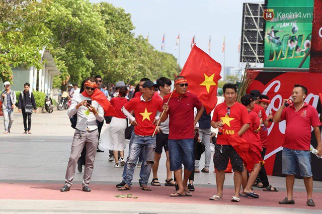 CĐV bần thần trước thất bại của Olympic Việt Nam, nhưng vẫn tự hào vì những gì các cầu thủ đã làm được - Ảnh 145.