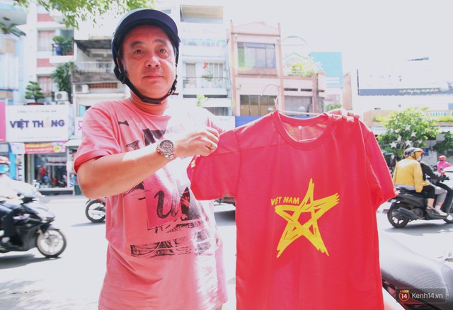 Ảnh: Người Sài Gòn đổ xô đi mua áo và cờ Tổ quốc, sẵn sàng cháy hết mình vì Olympic Việt Nam - Ảnh 15.