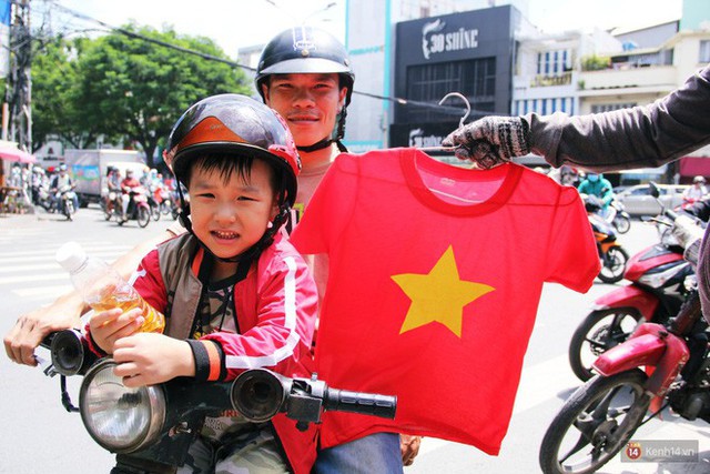 Ảnh: Người Sài Gòn đổ xô đi mua áo và cờ Tổ quốc, sẵn sàng cháy hết mình vì Olympic Việt Nam - Ảnh 16.
