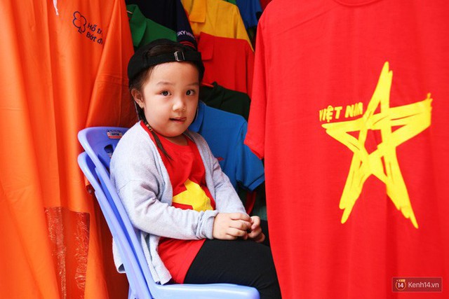 Ảnh: Người Sài Gòn đổ xô đi mua áo và cờ Tổ quốc, sẵn sàng cháy hết mình vì Olympic Việt Nam - Ảnh 17.