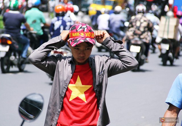 Ảnh: Người Sài Gòn đổ xô đi mua áo và cờ Tổ quốc, sẵn sàng cháy hết mình vì Olympic Việt Nam - Ảnh 18.
