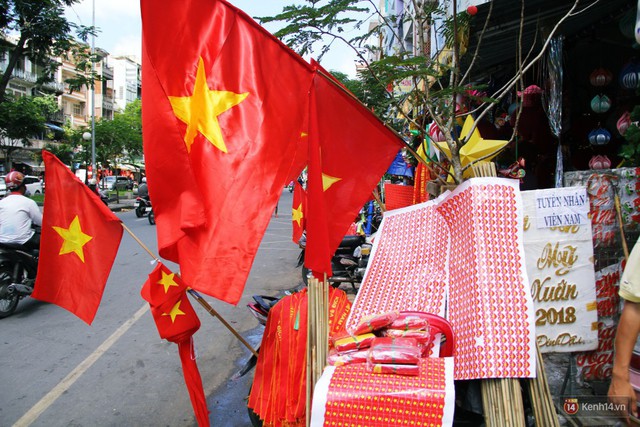 Ảnh: Người Sài Gòn đổ xô đi mua áo và cờ Tổ quốc, sẵn sàng cháy hết mình vì Olympic Việt Nam - Ảnh 3.