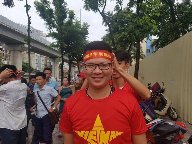  Phát miễn phí 1.000 áo phông, băng rôn, cờ đỏ cho fan cổ vũ Olympic Việt Nam - Ảnh 3.