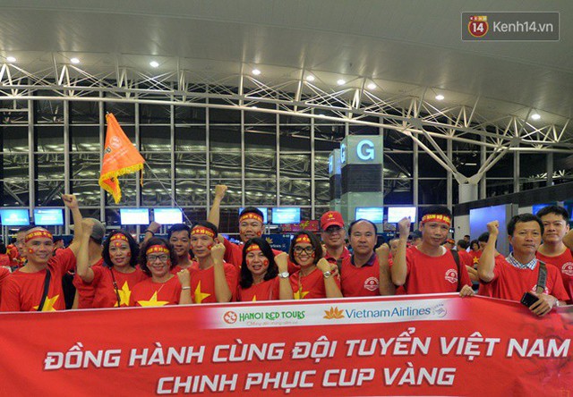 Sân bay Nội Bài nhuộm đỏ màu cờ sắc áo, hàng trăm cổ động viên lên đường sang Indonesia tiếp lửa cho đội tuyển Olympic Việt Nam - Ảnh 4.