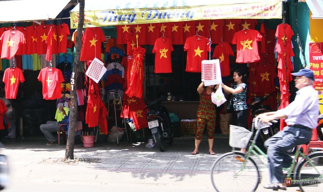 Ảnh: Người Sài Gòn đổ xô đi mua áo và cờ Tổ quốc, sẵn sàng cháy hết mình vì Olympic Việt Nam - Ảnh 4.