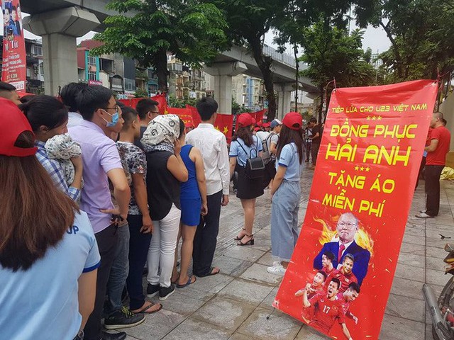  Phát miễn phí 1.000 áo phông, băng rôn, cờ đỏ cho fan cổ vũ Olympic Việt Nam - Ảnh 4.