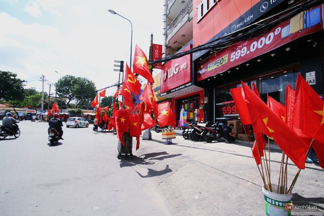Ảnh: Người Sài Gòn đổ xô đi mua áo và cờ Tổ quốc, sẵn sàng cháy hết mình vì Olympic Việt Nam - Ảnh 5.