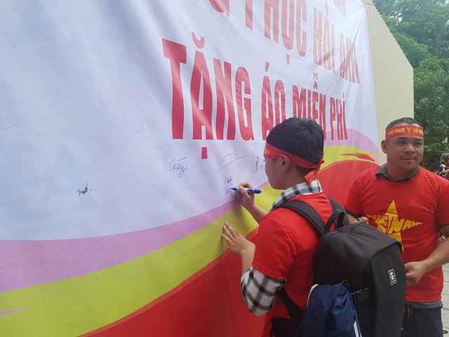  Phát miễn phí 1.000 áo phông, băng rôn, cờ đỏ cho fan cổ vũ Olympic Việt Nam - Ảnh 5.