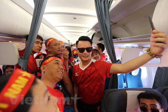 [CẬP NHẬT] Cổ động viên đổ sang Indonesia, dự đoán U23 Việt Nam 2-1 U23 Hàn Quốc - Ảnh 7.