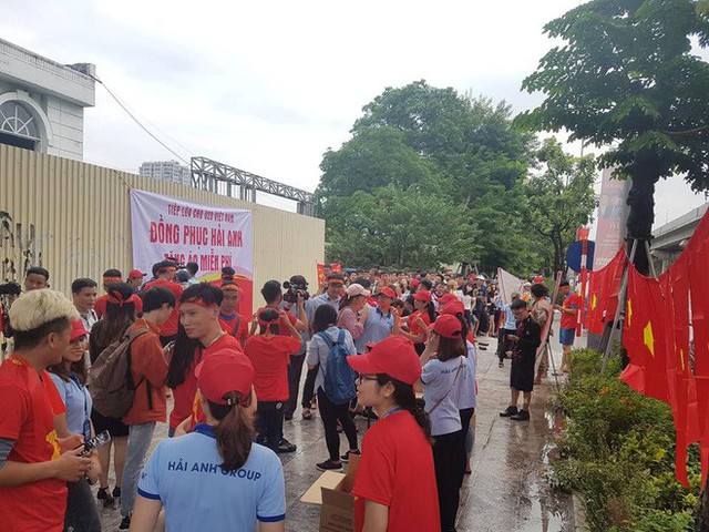  Phát miễn phí 1.000 áo phông, băng rôn, cờ đỏ cho fan cổ vũ Olympic Việt Nam - Ảnh 6.