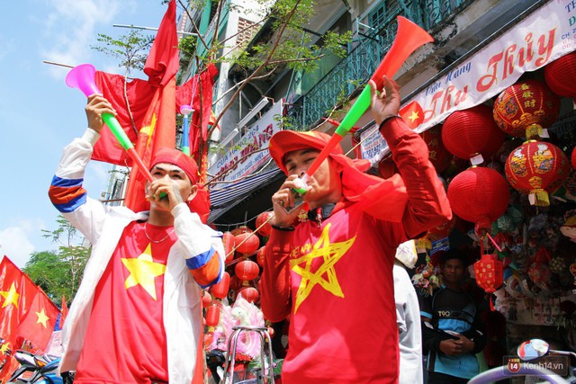 Ảnh: Người Sài Gòn đổ xô đi mua áo và cờ Tổ quốc, sẵn sàng cháy hết mình vì Olympic Việt Nam - Ảnh 7.