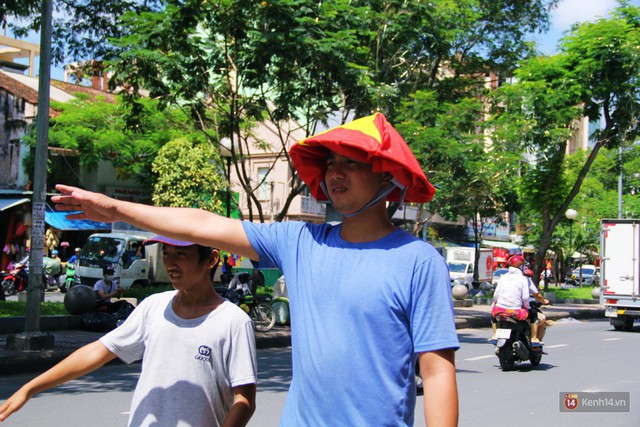 Ảnh: Người Sài Gòn đổ xô đi mua áo và cờ Tổ quốc, sẵn sàng cháy hết mình vì Olympic Việt Nam - Ảnh 8.