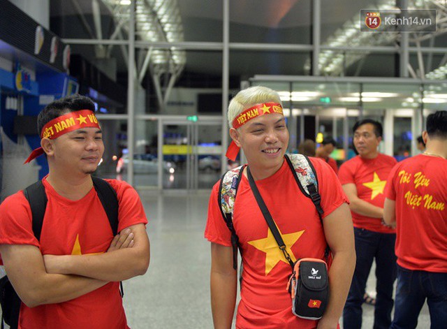 Sân bay Nội Bài nhuộm đỏ màu cờ sắc áo, hàng trăm cổ động viên lên đường sang Indonesia tiếp lửa cho đội tuyển Olympic Việt Nam - Ảnh 9.