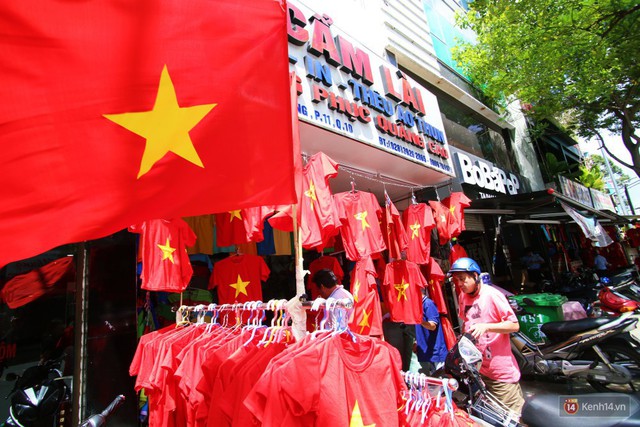 Ảnh: Người Sài Gòn đổ xô đi mua áo và cờ Tổ quốc, sẵn sàng cháy hết mình vì Olympic Việt Nam - Ảnh 9.